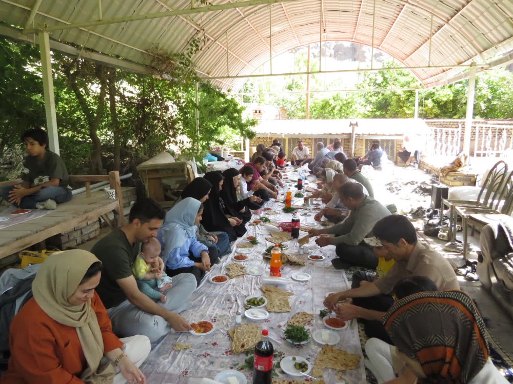 «همدلی در دل طبیعت؛ اردوی خانوادگی کوه‌گشت کارکنان شبکه بهداشت و درمان بجستان در درب صوفه»