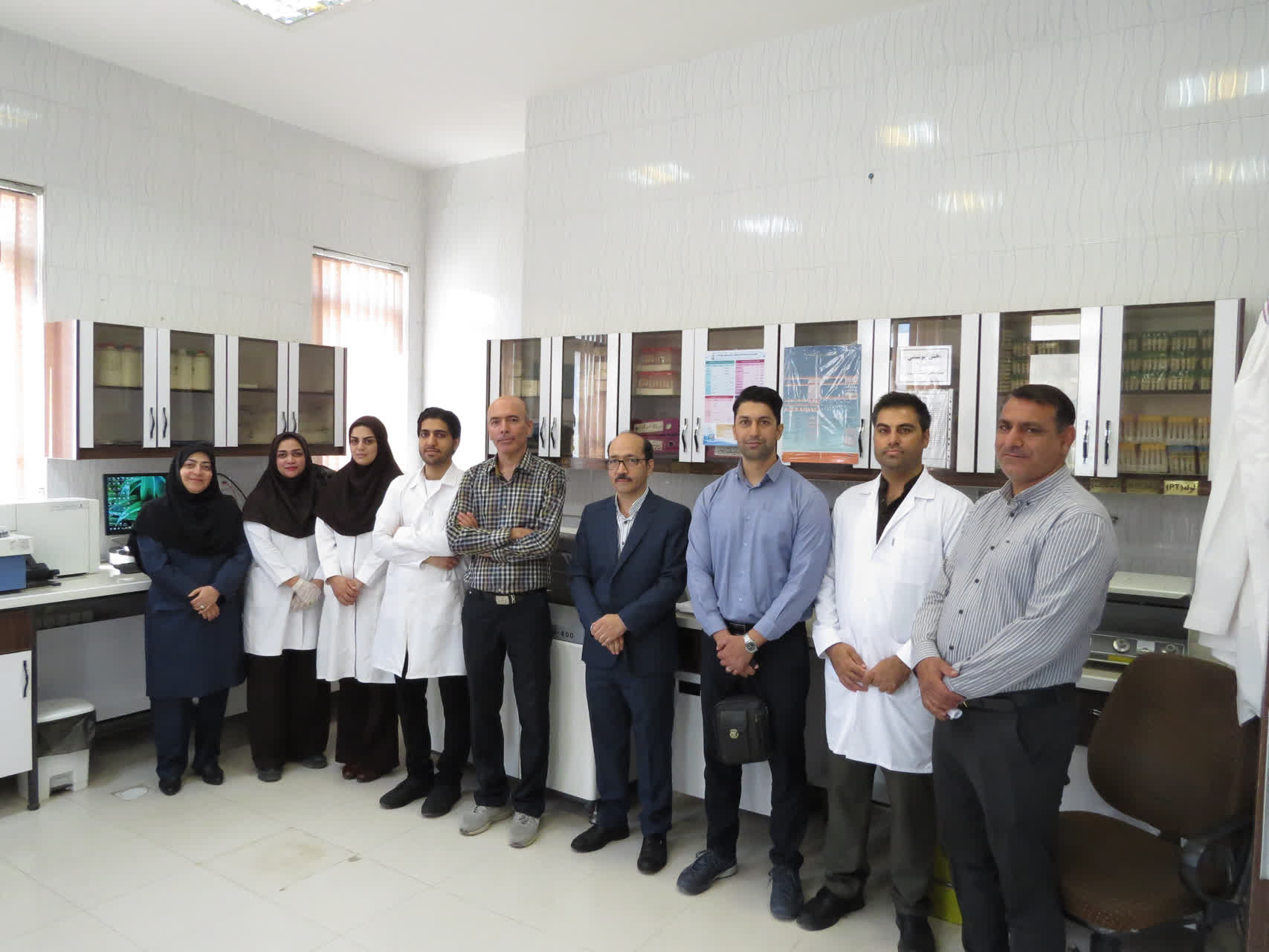 بازدید مدیران و کارشناسان وزارت بهداشت درمان و آموزش پزشکی از آزمایشگاه مرکز خدمات جامع سلامت شهید قنبر آقایی بجستان