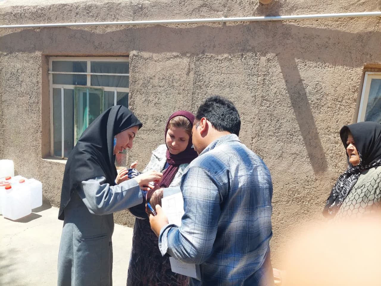 اجرای اولین مرحله از طرح تکمیلی واکسیناسیون فلج اطفال در هفته سلامت 